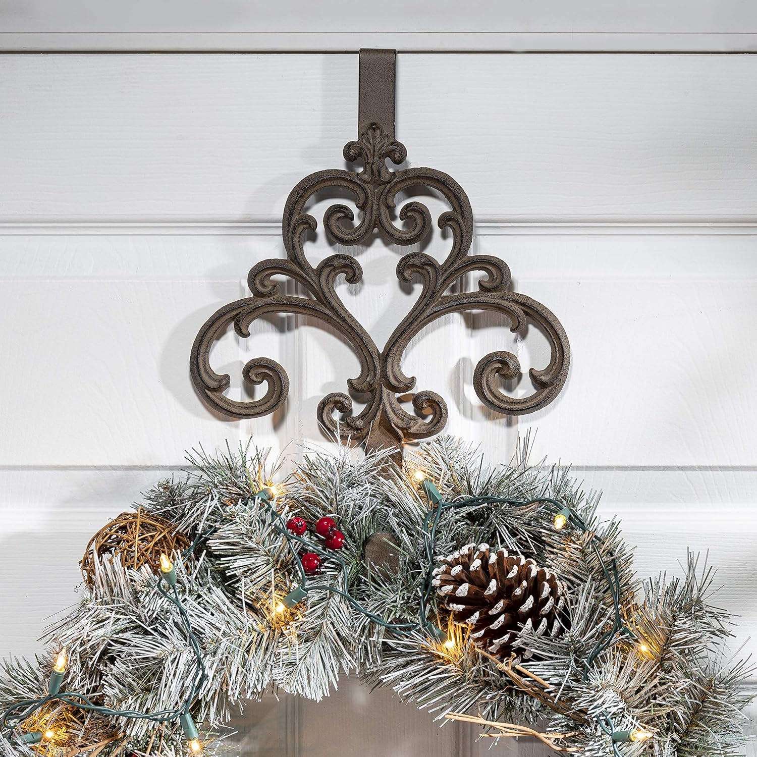 Gerson 95319 Acanthus Wreath Hanger 15 Inch High
